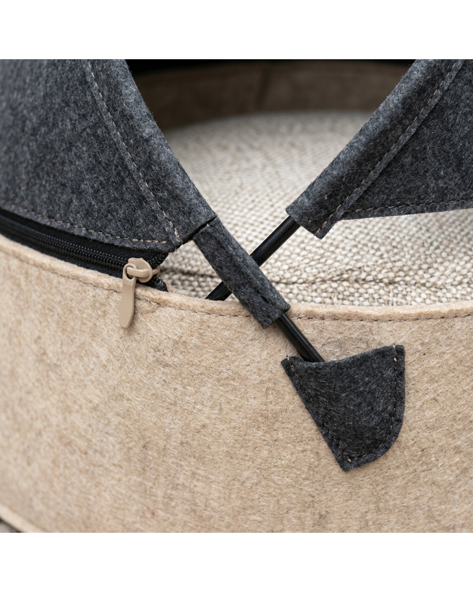 Dbmxf Large Removable-Hood Felt Cave Dog Bed Sand Charcoal 105 cm - Detail view